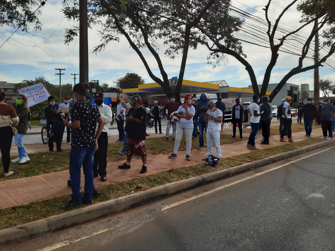 Manifestantes próximos à Prefeitura Municipal (Foto: Gerson Lopes) Manifestantes próximos à Prefeitura Municipal (Foto: Gerson Lopes)