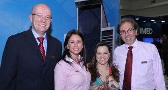 Esta colunista com a equipe da Master Imóveis, Leonardo Bervian, Francis Canello e o Diretor Executivo Dr. Carlos Alceu Machado, em evento no Bourbon Shopping (Foto Daltro Mattos)