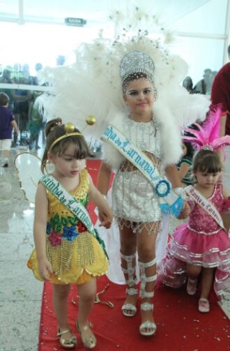 Helena Correia de Araújo, Ana Vitória Cirne e Ana Luiza Marcolin brilharam e encantaram no Carnaval 2015 (Foto Daltro Mattos)