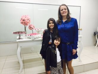 Juliana Marchiori Romero na foto com suas filhas Julia e Lauren brindou sua troca de idade reunindo grupo de amigas para comemorar com direito a muitos brindes de champagne no final da tarde de sábad