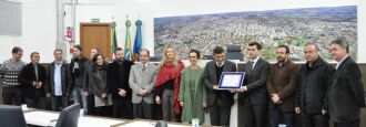A homenagem na Câmara de Vereadores ao Professor José Carlos Carles de Souza, teve a presença dos três poderes (Executivo, Legislativo e Judiciário) Foto: Gelsoli Casagrande