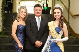 Casal Presidente Ivonete Maria Zamarchi Lemos e Luiz Otávio Almeida Lemos com a Rainha 2015 Victória Gross
