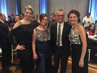 Nara Rubert e Raquel Pereira, diretoras Baillar, a irmã caçula, Elisangela Rubert (esq da foto) acompanhadas por Carlinhos de Jesus, a grande estrela da festa (Foto Daltro Mattos)