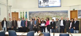 Homenagem entregue pelos vereadores para Raquel Pereira e Nara Rubert- Diretoras da Baillar. Na mesa também a presença do Dep.Juliano Roso e Secretario de Cultura Pedro Almeida