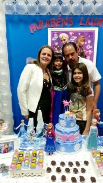 Juliana e Carlos Alberto Romero com a filha Julia comemorando o aniversário da outra filha Lauren em clima de Frozen e das princesas Ana e Elsa
