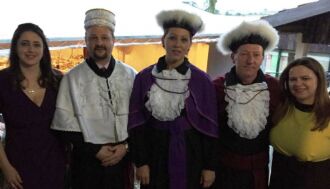 Diretor da FASURGS Celso Luiz Rigo, Coordenador do Curso de Odontologia Volnei José Presser e Diretora Acadêmica Janete Lupatini Presser, entre a jornalista Roberta Westphalen e colunista social