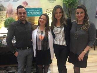 Giselda Vieira e Roberta Westphalen do Programa Primeira Página, no stand da Verdi Imóveis com Argel Verdi Seben e Eneia Verdi