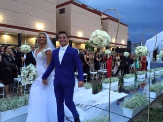 Os noivos Ana Lyssa Kurylo e Augusto Santos no final da cerimônia religiosa, em belo cenário ao ar livre, no Gran Palazzo (Fotos Rodrigo Ferrão)
