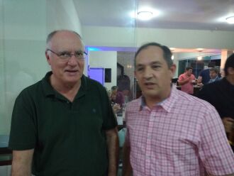 Encontro do prefeito Luciano Azevedo e do ex-prefeito Osvaldo Gomes, registrado pelo colega Luiz Carlos Schneider na festa de aniversário da Rádio Uirapuru, pelos seus 34 anos.