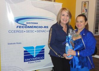 A Presidente do Sincomércio, Sueli Morandine Marini por ocasião da entrega de brinde a esta colunista no âEURoeEncontro com a ImprensaâEUR.