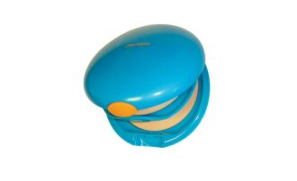 A Shiseido tem uma das linhas de praia mais bacanas. Na foto a Sun Protection Compact Foundation FPS 35. Base compacta, fácil de aplicar e consiste em dois produtos num só âEUR" protetor solar com a