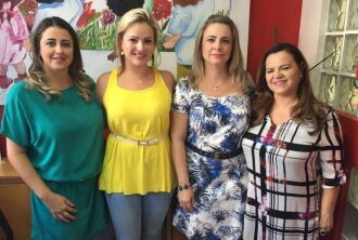 Marina Schnorr Grando e Cristiane Soccol Wolff proprietárias da Escola Artes e Manhas entre Roberta e esta colunista.
