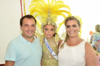 Leonardo Gabriel e Fernanda Cruz com a filha Maria Fernanda Rainha do Carnaval Infantil do Clube Comercial. A bela fantasia da Maria Fernanda leva a assinatura da Santa Luxúria Atelier. Daltro Matto