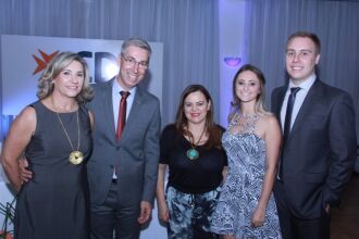 Esta colunista com o novo presidente da CDL e sua famÃlia: Zoraia Zucchetti Sonda e Adriano Sonda, Michele Palaoro e Rodrigo Zucchetti Sonda
