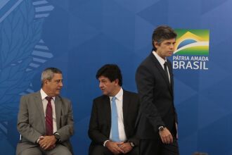 Interferência de Bolsonaro na política de isolamento social provocaram as trocas