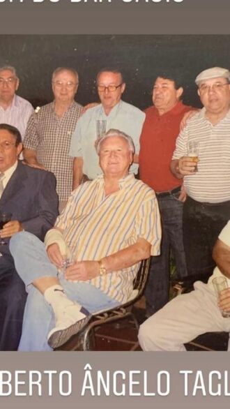Alberto ao centro, com os amigos da Mesa Um do bar Oásis
