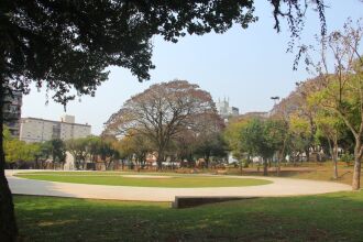 A praça fica em frente ao Hospital de Clínicas de Passo Fundo (Foto: Divulgação)