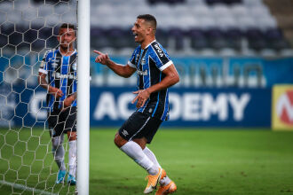 Diego Souza comemora o segundo gol - Foto-Lucas Uebel-GFBPA