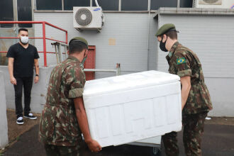 Militares entregam caixa térmica com medicamentos no HPS de Canoas (Foto: Itamar Aguiar/Palácio Piratini)