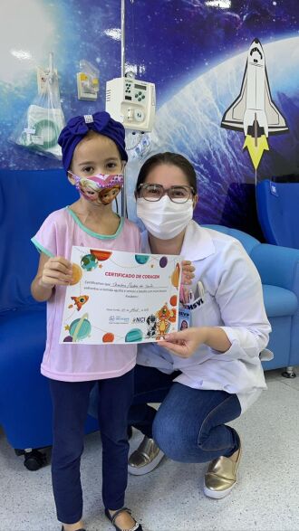 Theodora ficou feliz com o Certificado de Coragem e os procedimentos ficaram mais tranquilos (Foto Assessoria de Imprensa HSVP)