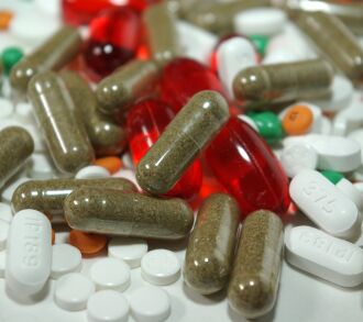 Grande quantidade de intoxicações medicamentosas e diversos eventos adversos associados ao uso incorreto de fármacos podem ocorrer   (Foto - Liz Masoner-Pixabay)