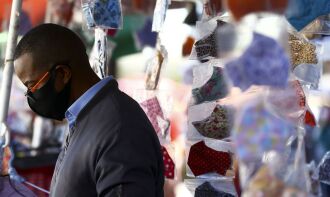 O uso de máscaras, distanciamento social e a procura pela testagem seguem com recomendações para a população(Foto: Marcelo Camargo/Agência Brasil)