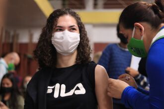 2,7 mil doses foram aplicadas hoje (24) no CTG Lalau Miranda (Foto: Michel Sanderi/Divulgação PMPF)