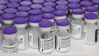 De acordo com o fabricante, já foram enviados mais de 1,2 bilhão de doses da vacina para mais de 120 países (Foto: Divulgação)