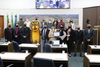 Vereadores fizeram a entrega da placa de Honra ao Mérito ao COMDICA, pelos 30 anos de importantes serviços prestados à comunidade (Foto: Comunicação Digital/CMPF)