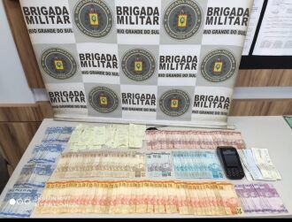Dinheiro e materiais foram apreendidos (Foto: Divulgação/Brigada Militar)