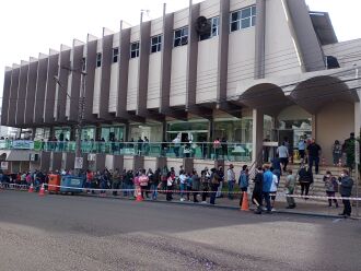 Grande fila se formou em frente ao local onde acontece recrutamento (Foto: ON)