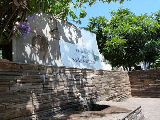 No Chafariz da Mãe Preta, vândalos levaram o rosto em bronze e as letras que contavam a história do local(Foto: Luciano Breitkreitz/ON)