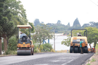 Uma equipe faz a remoção do asfalto velho com recomposição da base e sub-base e, outra, trabalha na pavimentação asfáltica (Foto: Jean Mognon/PMPF)