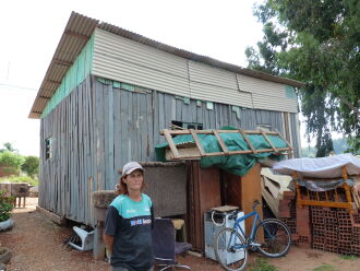 A casa está assentada em pilares de madeira improvisados e tem problemas no teto. (Foto: Isabel Gewehr/ON)