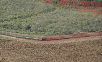 Falta de cerca é um antigo problema    -Fotos – LC Schneider-ON 