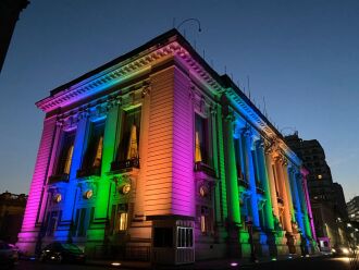 Dia Mundial das Doenças Raras Palácio Piratini, com a fachada iluminada com as cores azul, verde, laranja e rosa - Foto – Palácio Piratini