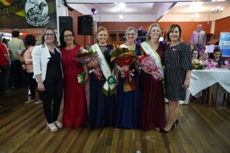 Antiga corte entrega a faixa para as novas 1ª Princesa, Rainha e Miss Simpatia. (Foto: Michel Sanderi)