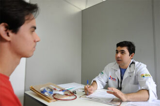 Médicos vinculados ao programa federal atuam junto às comunidades vulneráveis no município. (Foto: Tânia Rêgo/Agência Brasil)