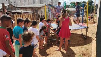 Durante as festividades, crianças recebem doces, lanches e brinquedos