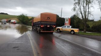 Na localidade de São Luiz da Mortandade, na ERS-324, entre Passo Fundo e Marau há água na pista interrompendo o fluxo de veículos - Foto: Divulgação Daer