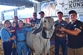 Equipe da Singamia com a vaca Lilica e seus proprietários - Foto – Divulgação-Singamia