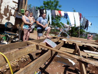 A família está tentando reconstruir sua casa desde o dia 8 de setembro - Foto: Luciano Breitkreitz/ON