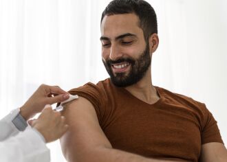“Quanto mais pessoas com a imunização completa, menor será a circulação do vírus” - Foto – Freepik