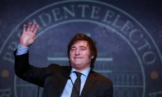 O candidato da coalizão Liberdad Avanza é economista e venceu em meio a uma inflação que chegou a 142% em 12 meses.