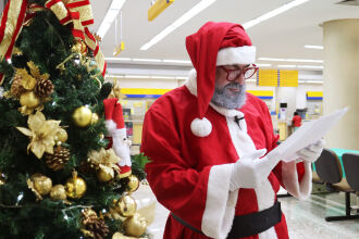 As cartas podem ser adotadas através do site online dos Correios acessando o blognoel.correios.com.br ou ir a agência de Correios central