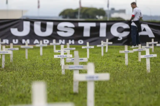 Cruzes são colocadas em frente ao Congresso Nacional em protesto pelas mortes