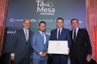 Parlamentar recebeu a comenda da Ordem da Estrela da Itália das mãos do embaixador da Itália no Brasil, Alessandro Cortese, representando o presidente Sergio Mattarella