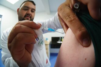 FOTO - Centro de Diagnóstico do Hospital Municipal passou a oferecer posto de vacinação FOTO MICHEL SANDERI/PMPF