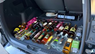 As bebidas apreendidas serão periciadas para confirmar a adulteração - Foto: Divulgação/PC