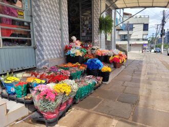 Comércio de flores no entorno do Cemitério Vera Cruz, o maior da cidade, já começa a se intensificar - Foto: Luciano Breitkreitz/ON